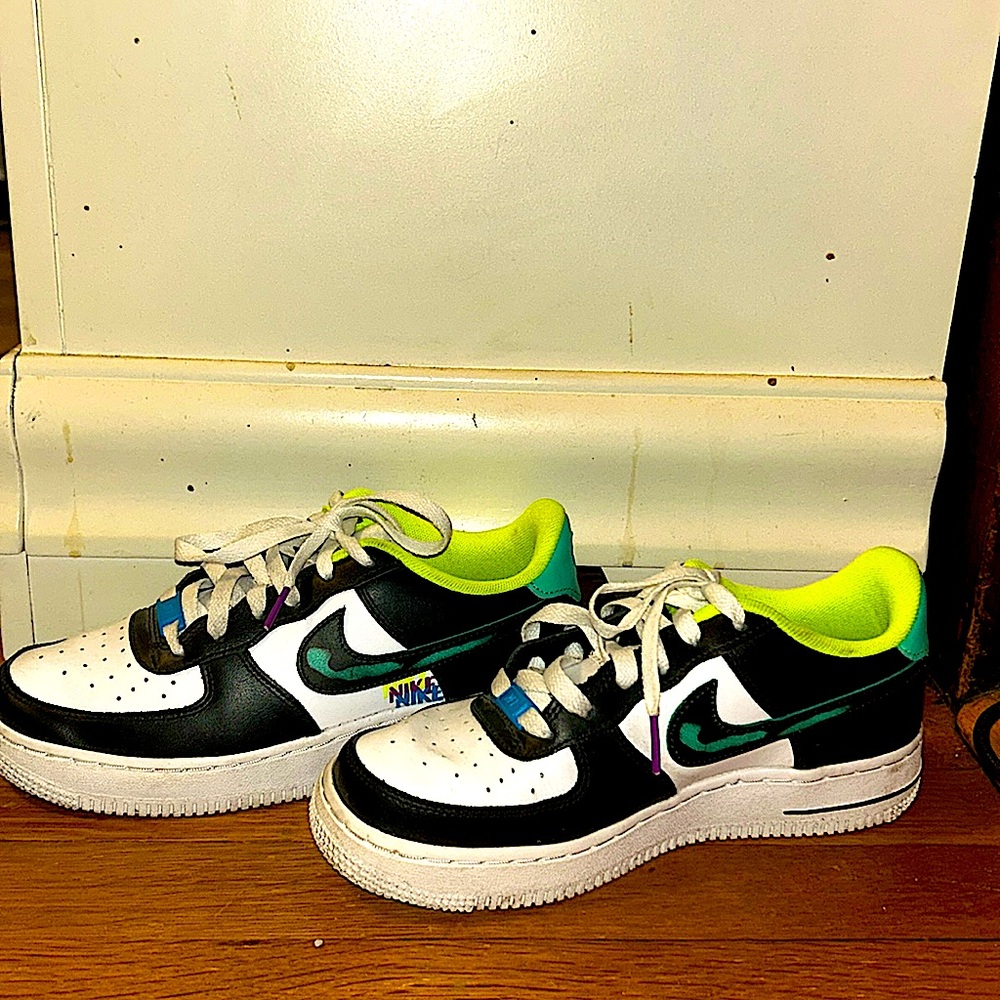 Nike AIR size 5y white, black, and green.